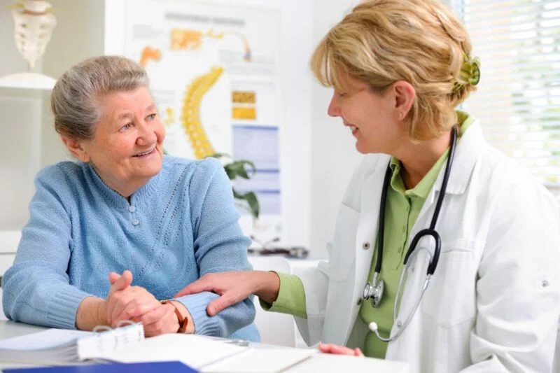 Ärztin im Gespräch mit Patientin